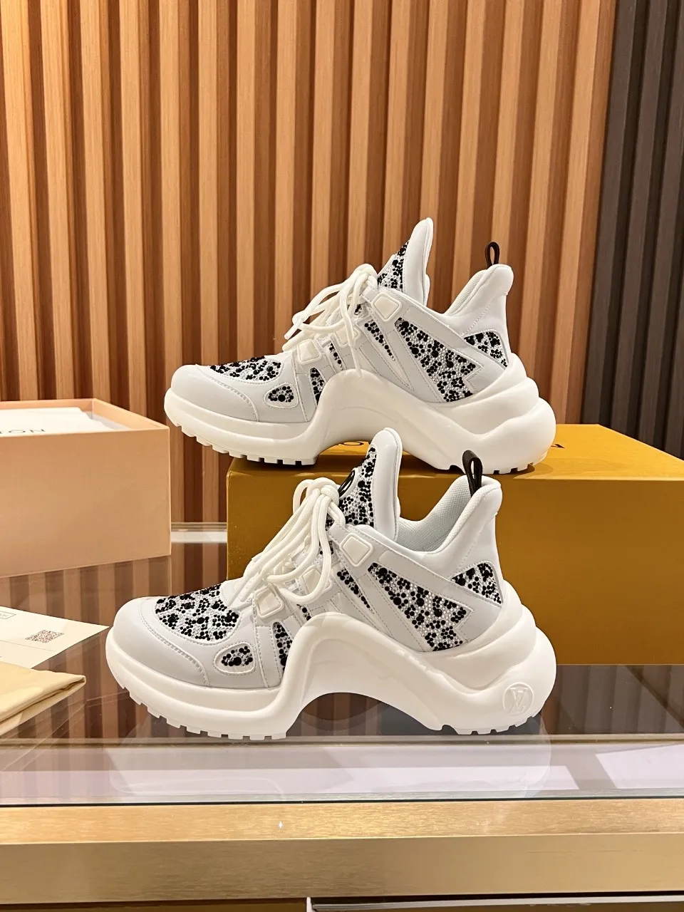 👟👟Ex-factory price 800👟👟 2025 new LV fancy black and white diamond model, high-end and elegant, showing long legs, casual sports dad shoes with heel height of about 5.5cm, 35-41